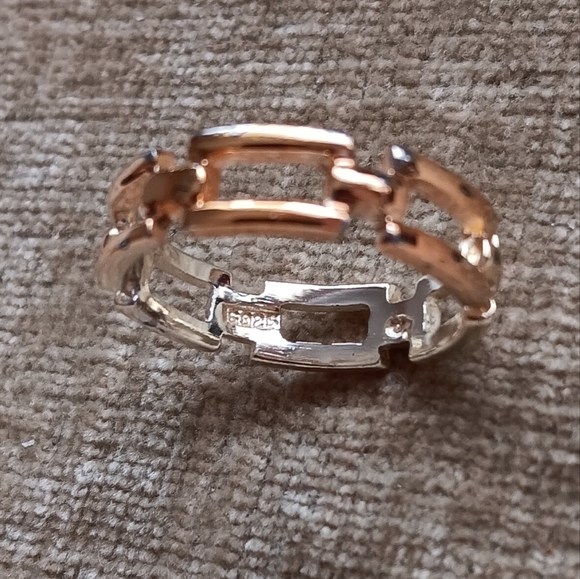 Elegant Gold-Toned Women's Band Ring - Picture 6 of 8